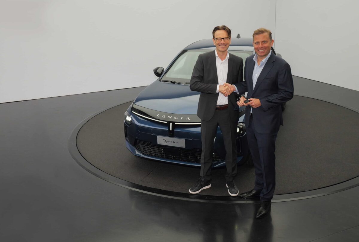IMG_From Left Stellantis COO Enlarged Europe Uwe Hochgeschurtz and SIXT Co-CEO Konstantin Sixt reaffirming partnership